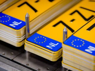 Waarom zijn Nederlandse nummerplaten geel?