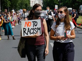 Stand.nl: 'Omstanders moeten ingrijpen bij racisme'
