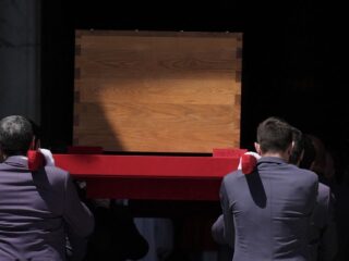 Paus Franciscus begraven na uitvaartmis in Vaticaanstad