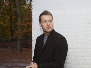 Philip Huffs nieuwe roman 'Een goed nest' onderzoekt de dynamiek tussen welgestelde ouders en hun kinderen