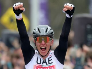 Tadej Pogačar wint Ronde van Vlaanderen, Mathieu van der Poel tweede