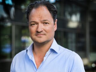 De taal van Even tot Hier-cabaretier Jeroen Woe: 'Scherp van tong, ad rem en direct'