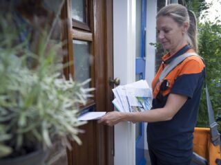 PostNL krijgt geen extra geld, wil af van wettelijke verplichting op postbezorging