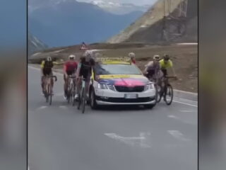 31 renners gediskwalificeerd voor hangen aan wagen, 'nog nooit zoiets gezien'