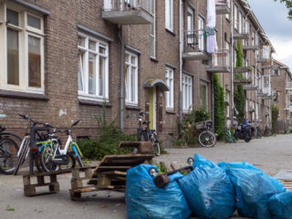 Leven in armoede: 'Elke keer als de bel gaat denk je: weer een deurwaarder'