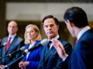 Vroegtijdige val van een kabinet levert premiers gemiddeld kiezerswinst op