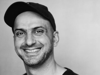 Theatermaker Sadettin Kırmızıyüz: 'Mijn vader zei altijd: Wat er ook gebeurt, wij zijn gewoon Nederlanders'