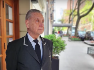 De man die al zes decennia dezelfde deur bewaakt, stopt ermee