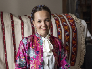 Mariëlle verzamelt Hongaarse klederdracht, maar dat heeft een donkere keerzijde