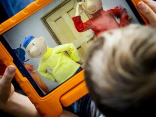 Stand.nl: 'De schermtijd van kinderen moet drastisch worden beperkt'