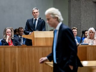 Kabinet-Schoof zonder gerust gemoed de zomerreces in: 'kabinet breed, een gênante vertoning'