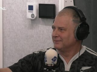 John vist heel veel geld uit het water, maar ook drugstelefoons en bazooka's