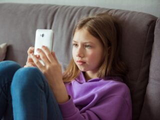 Social media verbod voor kinderen onder 15 jaar in Frankrijk: 'Dit is geen oplossing'