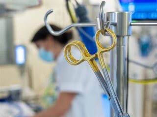 Een knoop erin? 'Sterilisatie bij mannen moet uit de taboesfeer komen'