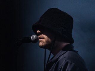 Sticks eert zijn moeder op nieuw album: 'Doen, doen, doen, zei ze altijd'