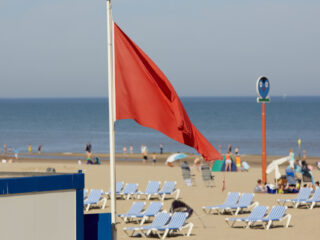 Nieuwe strandvlaggen moeten verwarring voorkomen en gevaar duidelijker maken