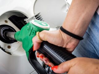 Tanken wordt duurder, meer geld naar OV: 'Fantastisch nieuws'