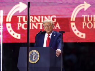 Trump geeft politieke draai aan uitvaart Kirk: 'Kantelpunt voor veel Amerikanen'