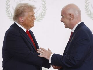 Krijgt Trump de FIFA-vredesprijs? 'Infantino ziet hem als vredesstichter'