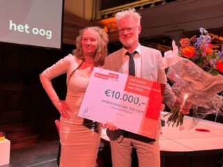 Jeroen van Bergeijk wint prijs beste journalistieke boek voor undercoverwerk