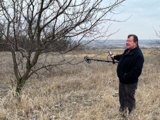 Boer in Oekraïne trekt mijnen met blote handen uit de grond