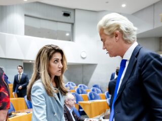 Hoe de VVD en PVV doen aan een wedstrijdje ver plassen