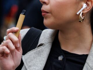 De THC-vape populair onder jongeren: 'Het kan zorgen voor psychoses, hartkloppingen en angsten'