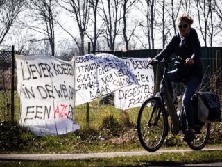 Hevige protesten tegen asielzoekerscentra: 'Zijn we vergeten wat het betekent om mens te zijn?'