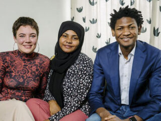 Een oproep voor medemenselijkheid: Abdulaal en Martine moeten voor de Letse rechter verschijnen wegens hulp aan vluchtelingen