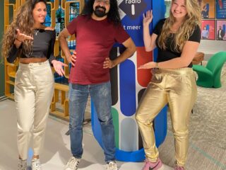 Komiek Hermes Ahmadi: 'Vanbinnen ben ik een rijke kakker, maar m'n bankrekening is het daar niet mee eens'