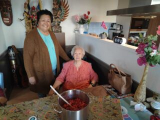 Hoe ouderen met Alzheimer herinneringen ophalen door te koken met oude recepten