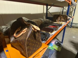 Prada en Picasso's: dit kun je allemaal kopen op designerveilingen van afgepakte criminele goederen