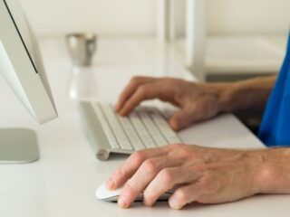 Student schrijft scriptie met AI-begeleider: zijn scriptiebegeleiders vervangbaar?