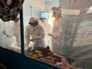 Podcast De Dag: midden in Congo's dodelijkste ebola-uitbraak ooit
