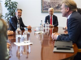 Stand.nl: Drie nieuwe ministeries oprichten is zonde van de tijd en het geld