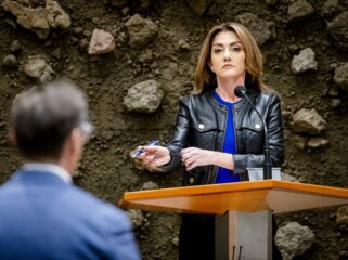 Verbazing over motie van Yeşilgöz tegen spreidingswet: 'Dit is een krankzinnige situatie'