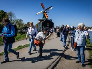 Moeten we straks een toegangskaartje kopen voor Zaanse Schans? 'Het slibt volledig dicht'