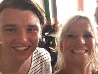 Françoise verloor zoon Tim (24) aan overdosis: 'Drugsgebruik wordt normaal gevonden, maar dat is het niet'