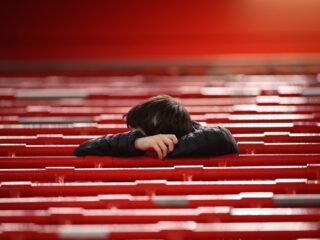 Helft bevolking is eenzaam: 'Je moet zelf eerste stappen zetten, maar dat hoeft niet alleen'