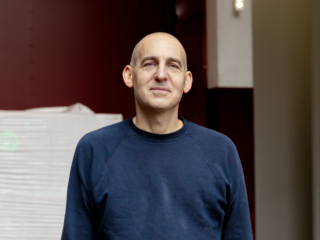 Filosoof en theatermaker Jaïr Stranders verkozen tot Taalstaatmeester 2024