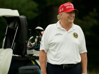 Trump stond 24 van 100 dagen presidentschap op golfbaan, maar kan 'ie het een beetje?