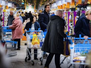 Slimme camera's moeten winkeldiefstal voorkomen: 'Vroeger was de klant koning, nu is de klant crimineel'