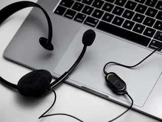 AI-telefonist moet zich voortaan direct prijsgeven