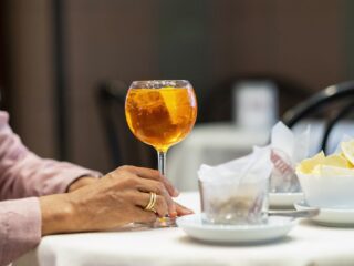 Is het deze zomer 'not done' om een Aperol Spritz te bestellen op het terras?