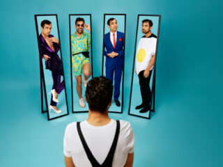 Cabaretier Aron Elstak roept op niet te wachten op je grote moment: 'Niemand gaat jou de beurt geven'