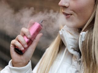 Kinderen waarschuwen tegen vapen: 'Vanuit Brussel moet er steun komen voor Europees verbod'