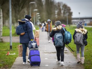 Asielzoekers mogen meer dan 24 weken per jaar werken: 'Moeten belemmering wegnemen'