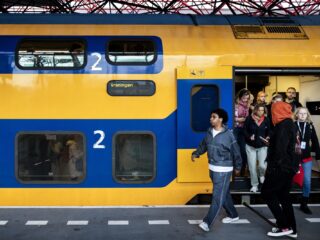 Is de aanhef 'beste reizigers' wel écht zo genderneutraal?