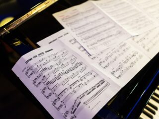 Wat voor invloed heeft muziek op hoe mensen pijn ervaren?