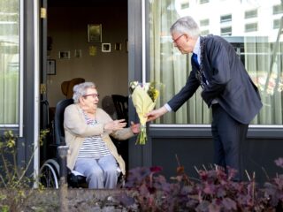Zutphen doet bloemen in de ban: 'Iemand die 100 wordt, geef je toch geen insectenhotel?'